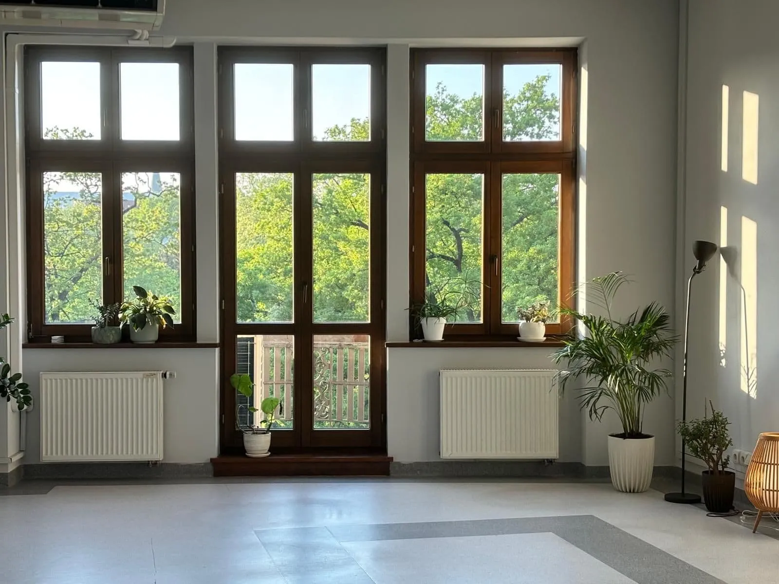 Sala w poradni Na Lepsze, słońce wpadające przez okna